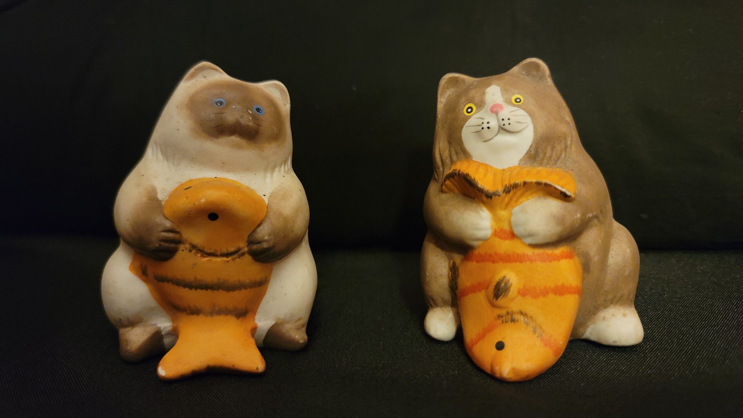 Vintage Salt and Pepper Shakers / Cute Cats Holding Fish